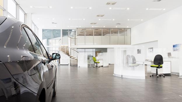L'éclairage idéal pour les concessionnaires automobiles - entre showroom et atelier